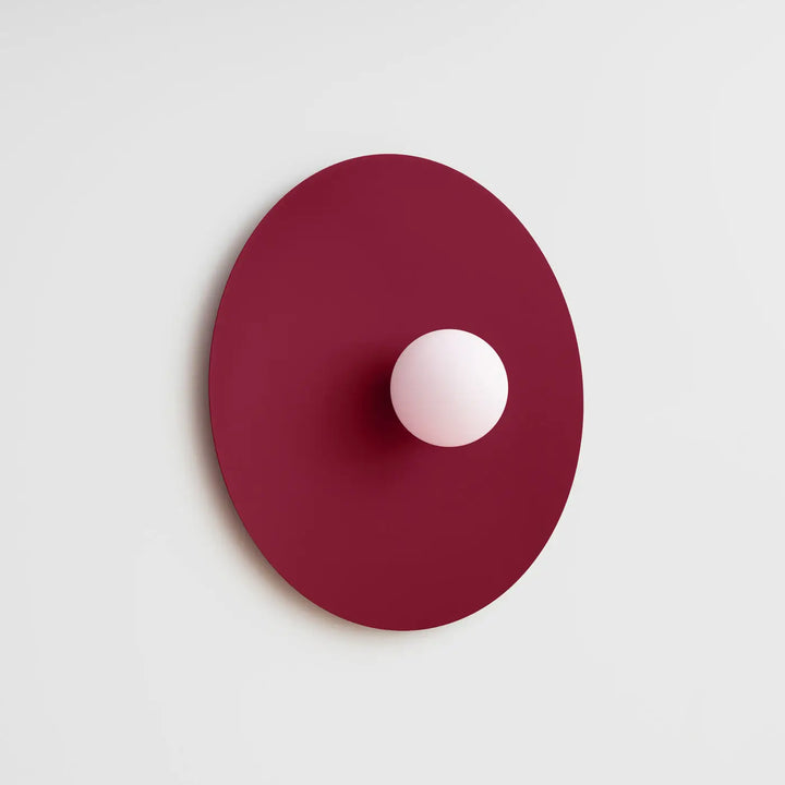 Applique murale ake 50 bordeaux avec disque métallique rond bordeaux et sphère laiteuse créent ambiance rétro minimaliste
