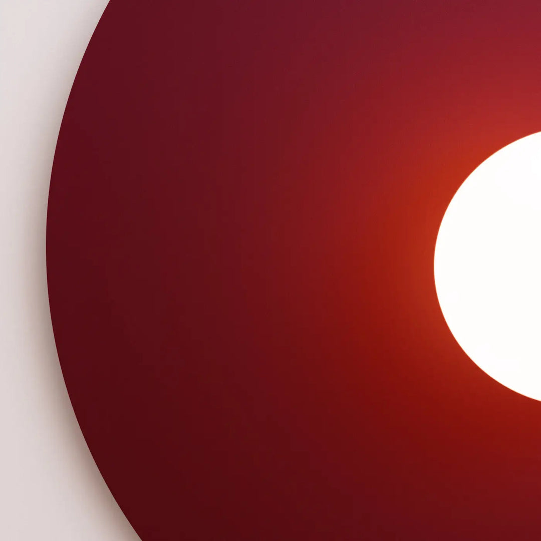 Applique murale ake 50 bordeaux disque métallique rond avec gradient rouge et sphère laiteuse créent inspiration rétro