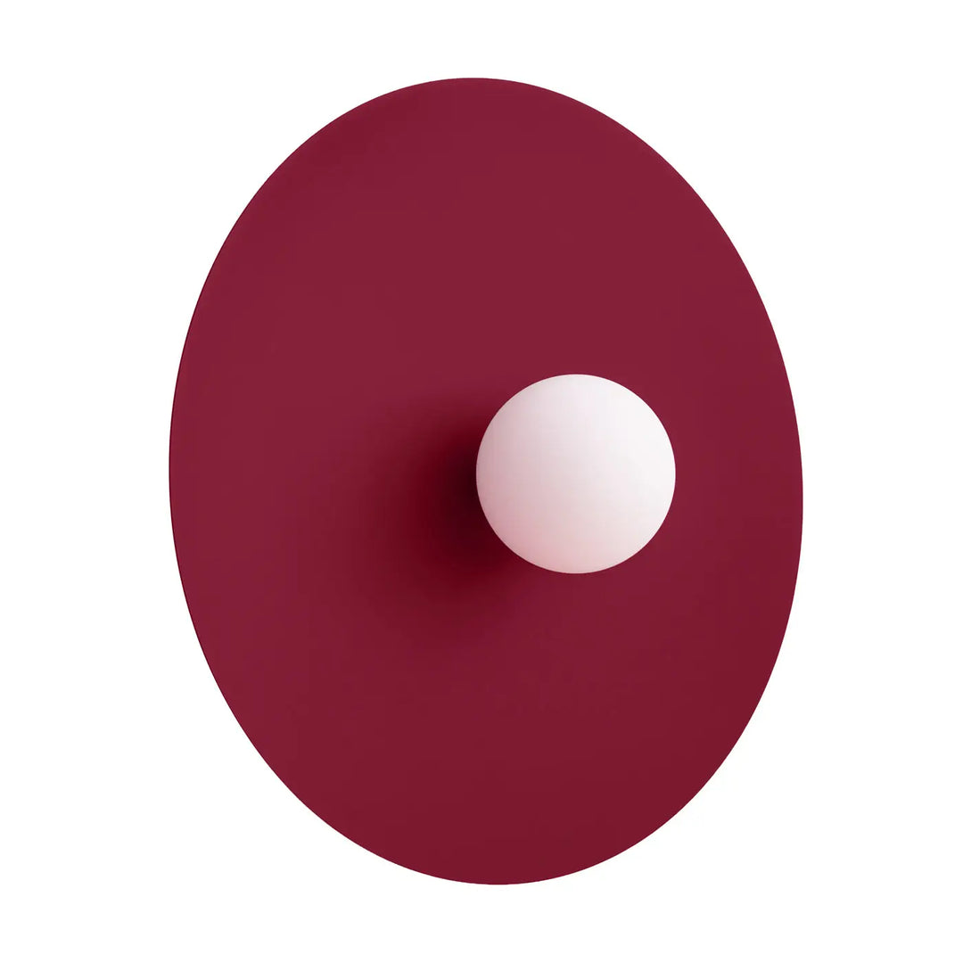 Applique murale ake 50 bordeaux avec disque métallique rond et sphère laiteuse créent une inspiration rétro minimalist