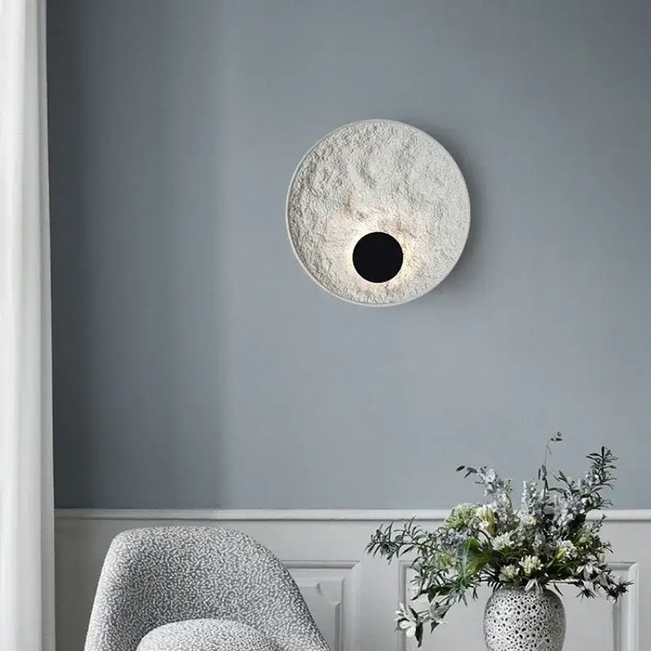 Applique Murale Ronde Effet Éclipse Blanc Style Sculptural