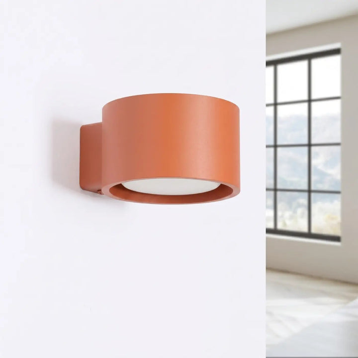 Applique murale ronde ocre rouge éteinte, installée au mur