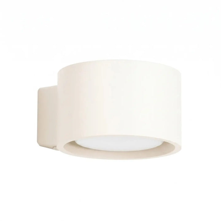 Applique murale ronde beige vue de trois quarts sur fond blanc