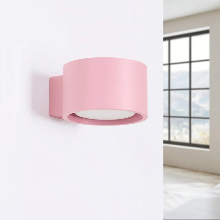 Applique murale ronde rose éteinte, installée au mur