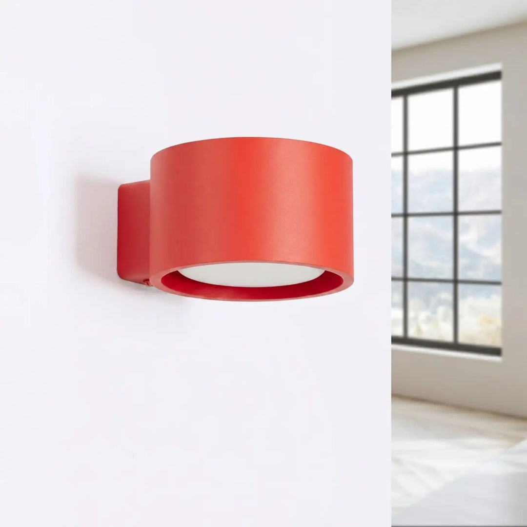 Applique murale ronde rouge éteinte, installée au mur
