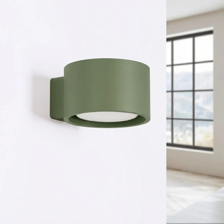Applique murale ronde vert olive éteinte, installée au mur