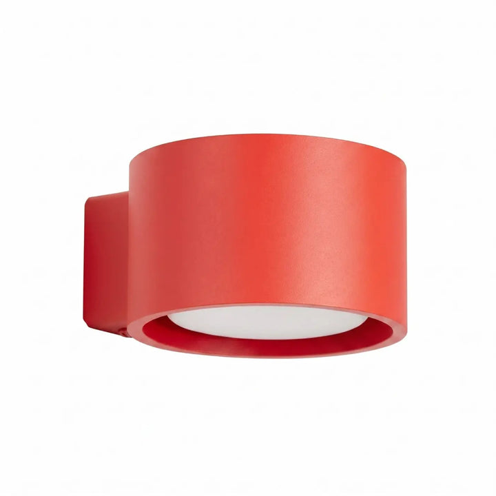 Applique murale ronde rouge vue de trois quarts sur fond blanc