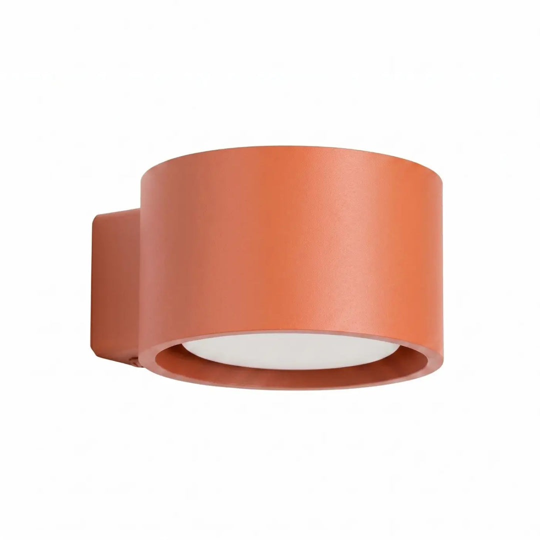 Applique murale ronde ocre rouge vue de trois quarts sur fond blanc