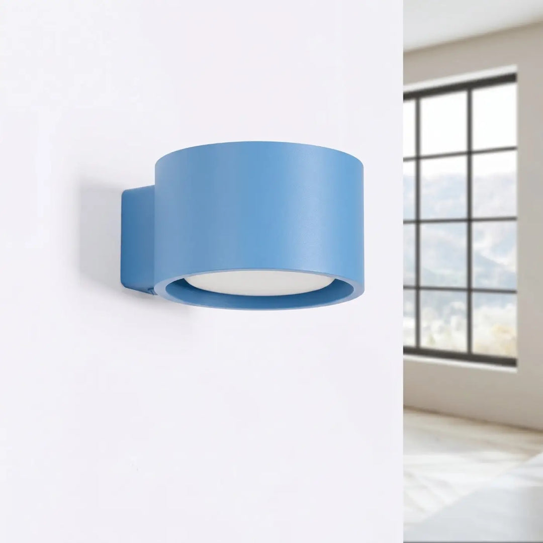 Applique murale ronde bleu clair éteinte, installée au mur