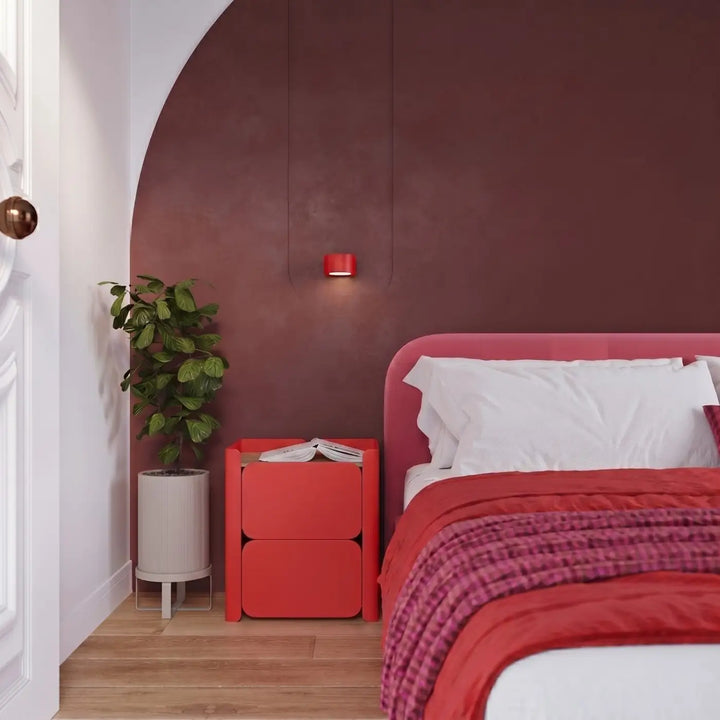 Applique murale rouge dans un intérieur contemporain