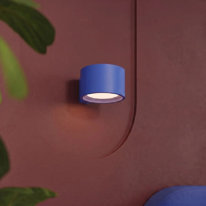 Applique murale ronde outremer allumée, vue rapprochée au mur