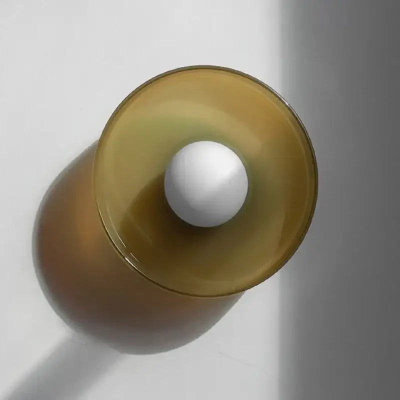 Applique murale ronde en verre avec une boule blanche

