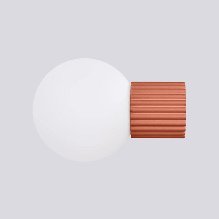 Applique murale lampe halo avec sphère laiteuse et base cylindrique en cuivre rouge ochra pour bureau décorative