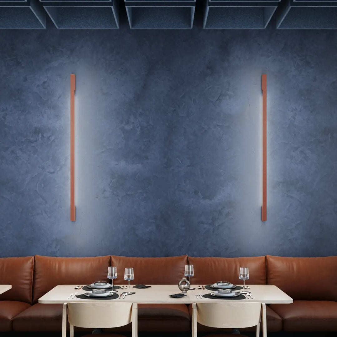 Deux appliques murales lahti verticales à leds 3000k rouge ocre au design moderne et éclairage chaleureux