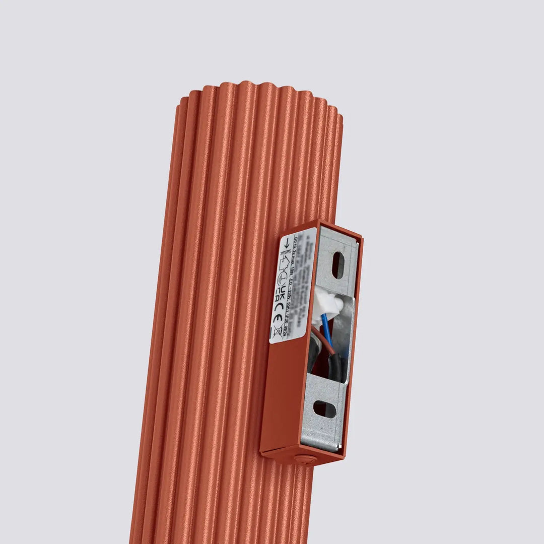 Applique murale karbon 30 rouge ocre en aluminium nervuré cuivre avec boîtier électronique design minimaliste plafonnier karbon allie