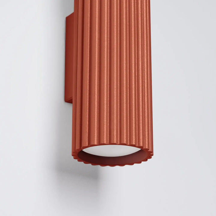 Applique murale karbon 30 rouge ocre cuivre avec corps cannelé flûté et diffuseur blanc design minimaliste ampoules gu10 interchangeables