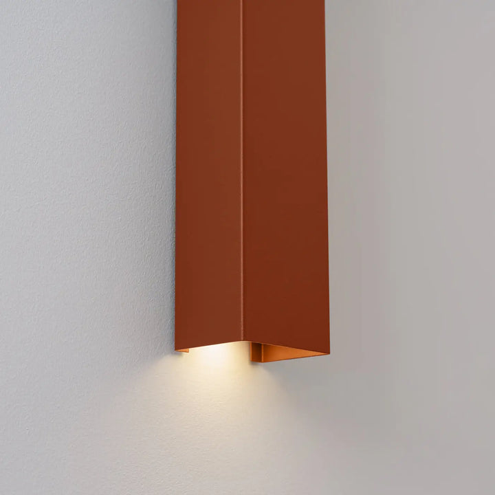 Applique murale freya 60 rouge ocre avec finition mate terracotta et lumière chaude de la collection cinq coloris