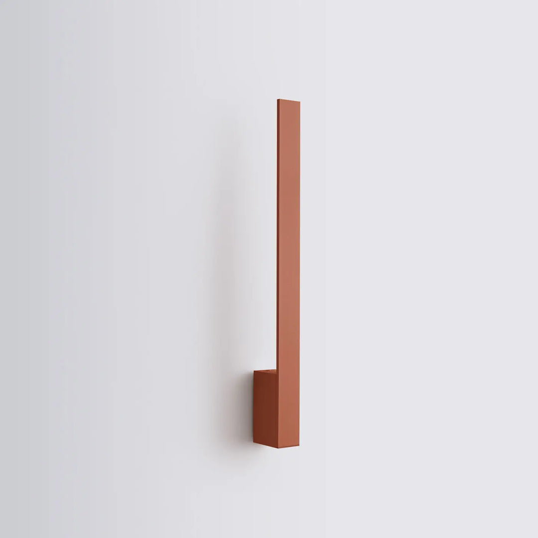 Applique murale minimaliste rouge ocre avec module led intégré et boîtier allongé au design rectangulaire