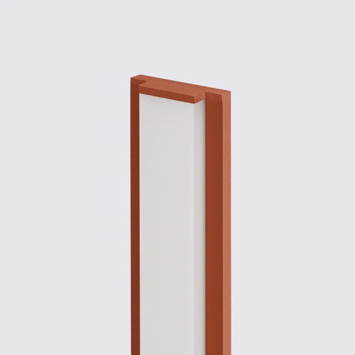 Une applique murale lahti 70 led 3000k avec cadre métal terracotta ocre rouge et panneau en verre dépoli
