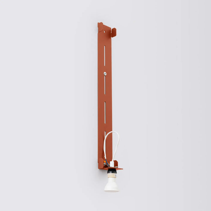 Applique murale freya 120 rouge ocre en métal avec abat-jour blanc et câblage apparent de la collection cinq coloris