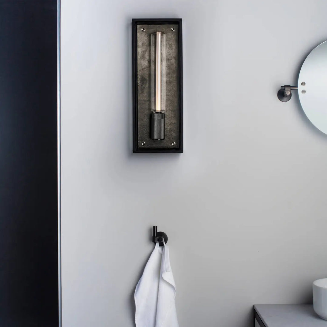 Applique murale Caged Wet en finition grise dans une salle de bains #couleur_gris