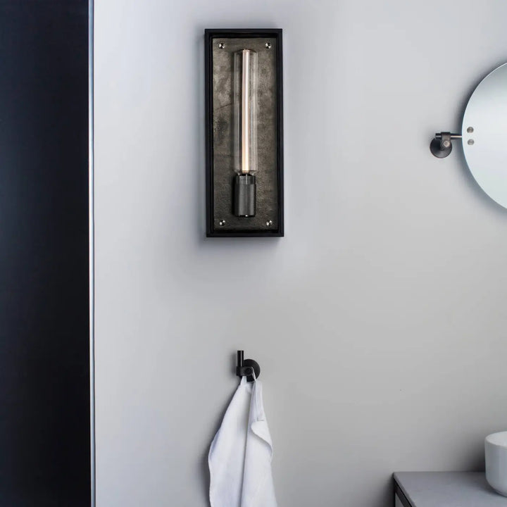 Applique murale Caged Wet en finition grise dans une salle de bains #couleur_gris