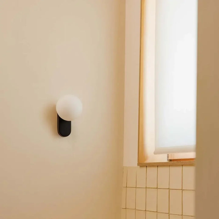 Applique Mabe noire dans un intérieur