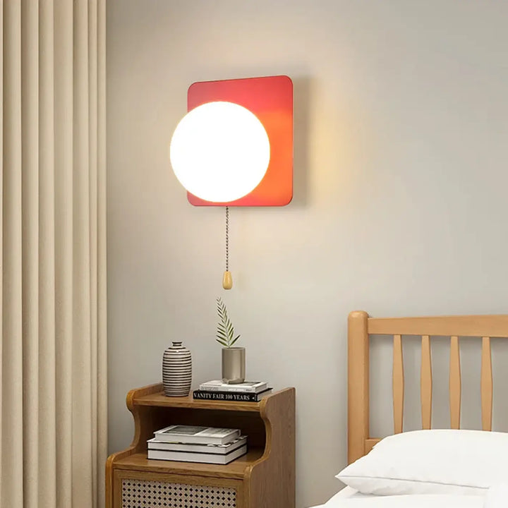 Applique murale klink moderne avec ampoule circulaire blanche lumineuse sur plaque carrée rouge-orange et chaîne à tirer