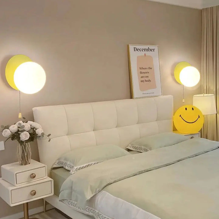 Applique murale klink avec tête de lit blanche tuftée en tissu doux et lignes épurées
