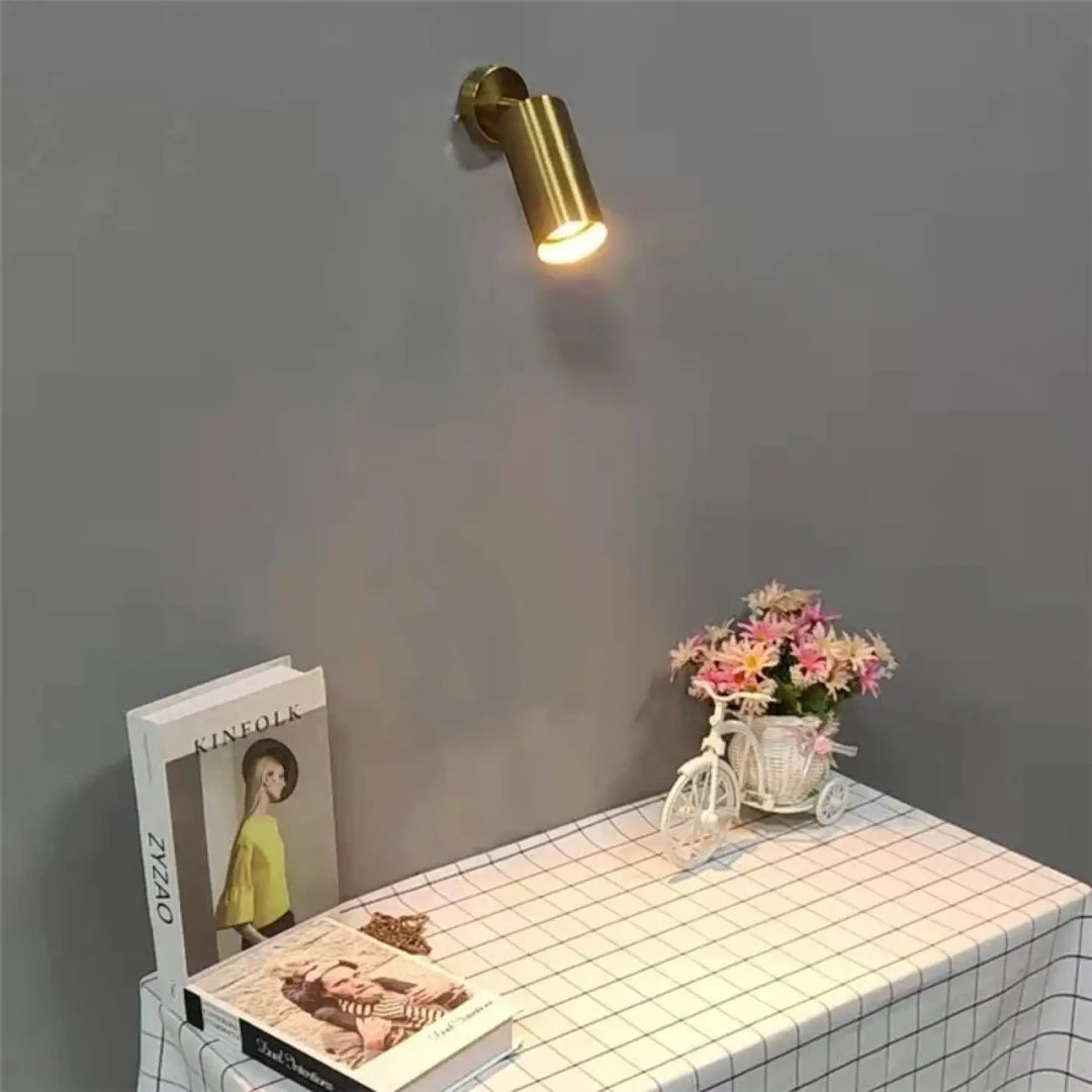 Applique murale cylia cylindrique en laiton avec lumière chaude pour un éclairage d ambiance élégant