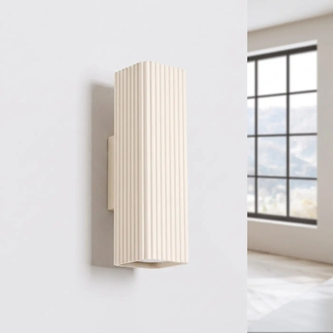 Applique murale Rayo en aluminium beige à réflecteur rainuré, éteinte