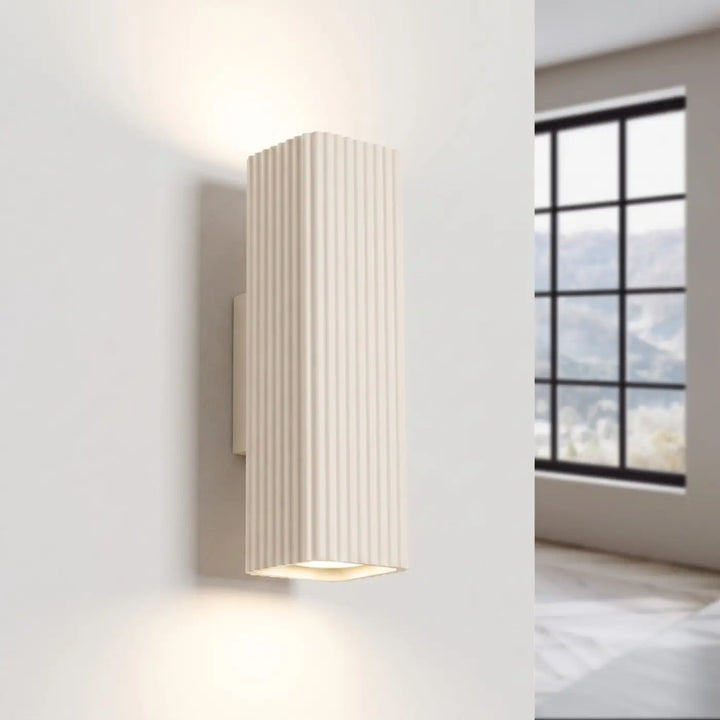 Applique murale Rayo en aluminium beige à réflecteur rainuré, allumée