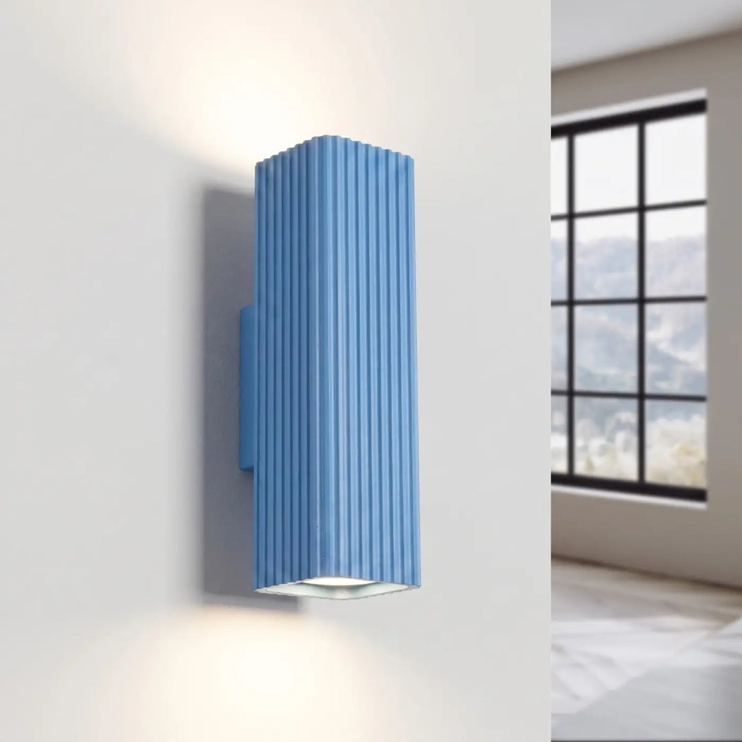Applique murale Rayo en aluminium bleu azur à réflecteur rainuré, allumée