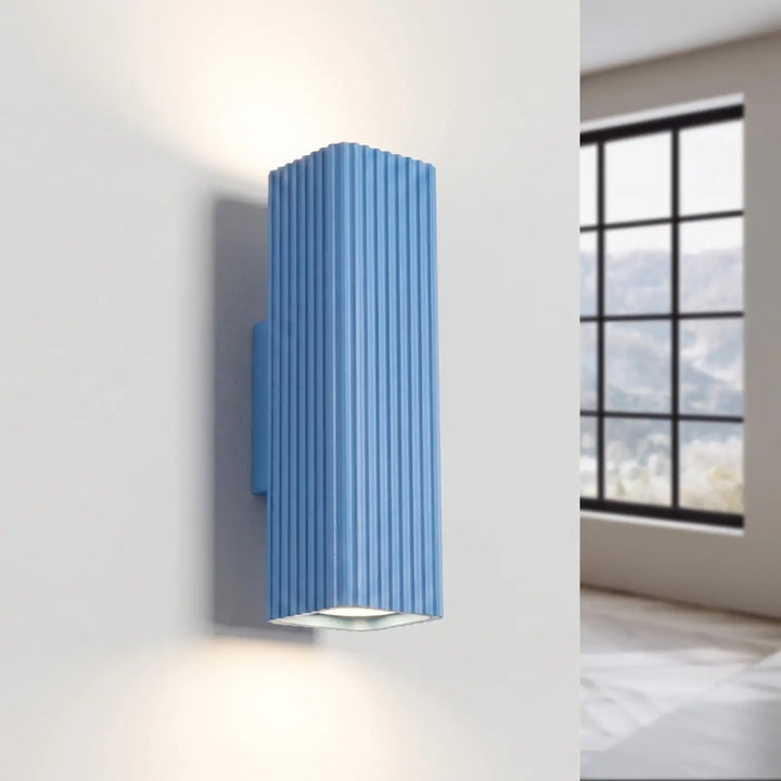 Applique murale Rayo en aluminium bleu azur à réflecteur rainuré, allumée