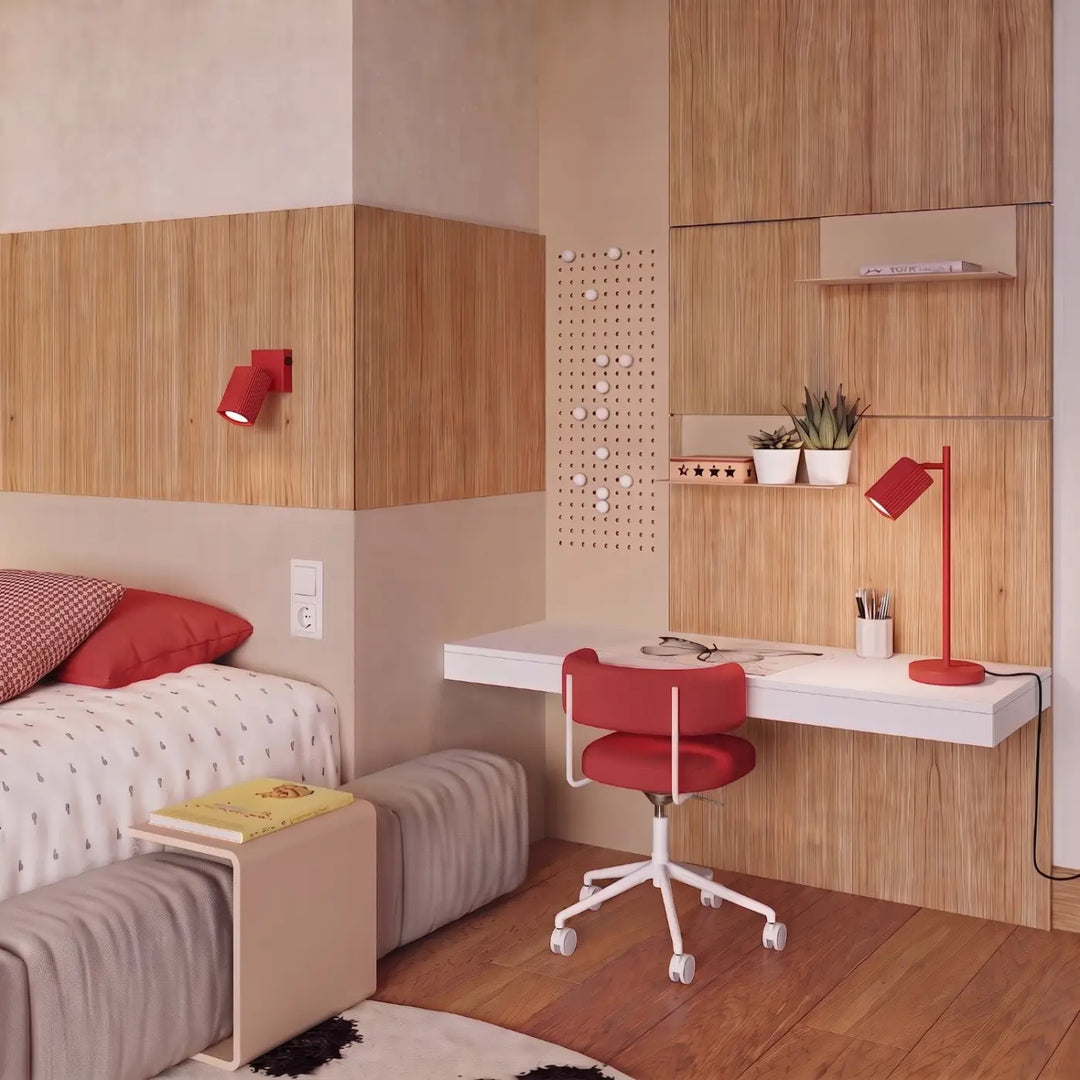 Applique murale Rayo en aluminium rouge à réflecteur rainuré dans une chambre