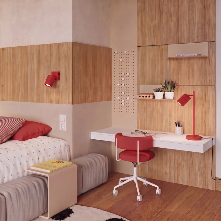 Applique murale Rayo en aluminium rouge à réflecteur rainuré dans une chambre