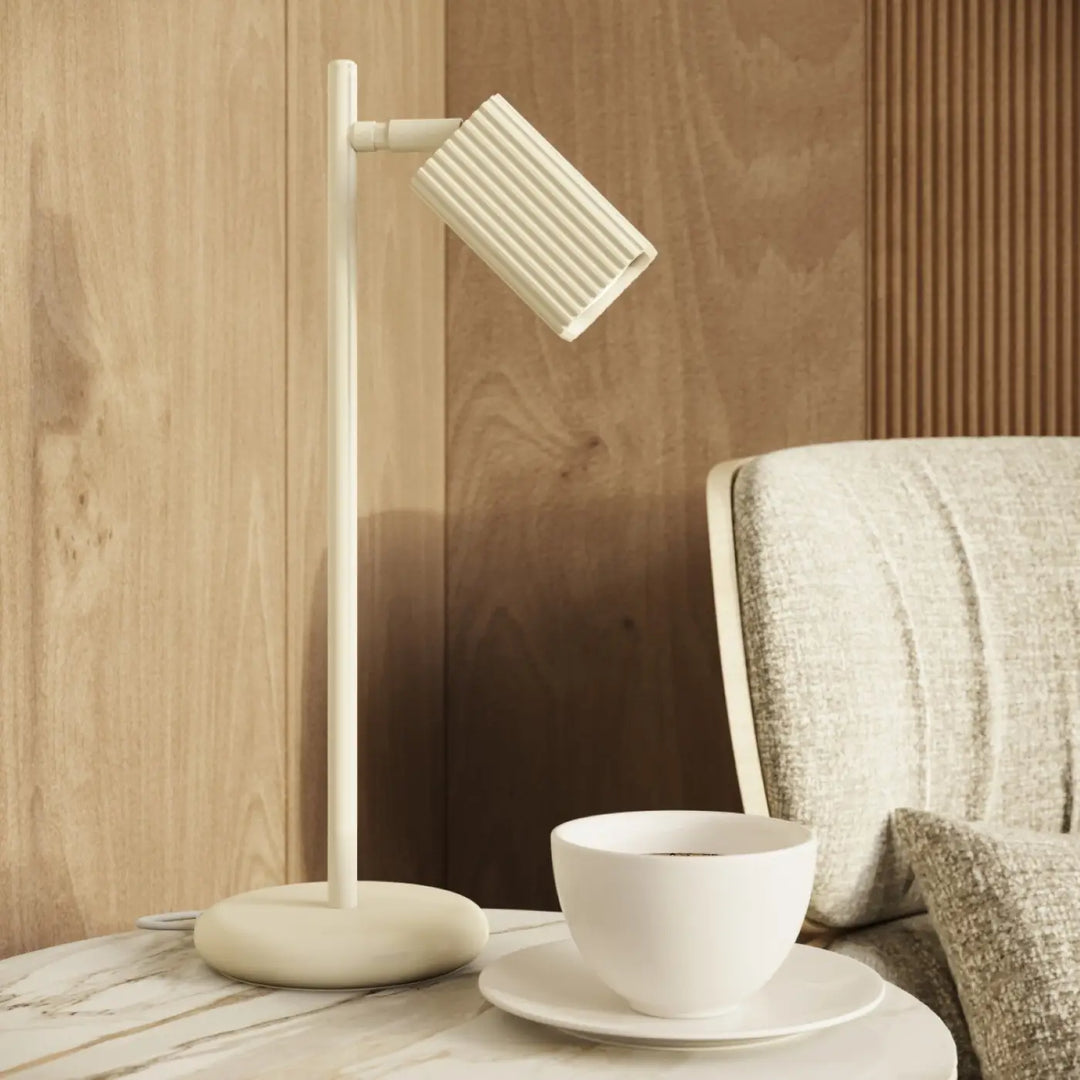 Applique murale Rayo en aluminium beige à réflecteur rainuré, fixée au mur, vue rapprochée