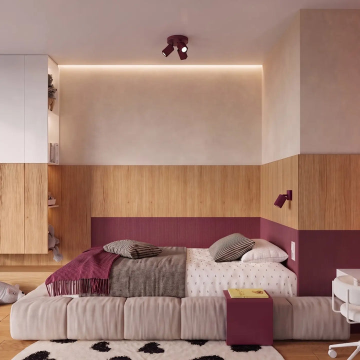 Applique murale Rayo en aluminium bordeaux à réflecteur rainuré dans une chambre