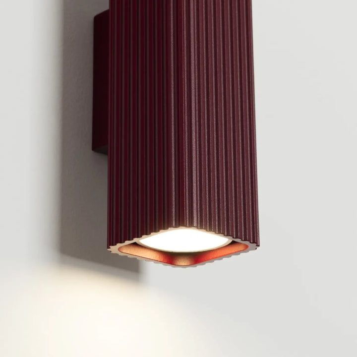 Applique murale Rayo en aluminium bordeaux à réflecteur rainuré, détail des cannelures