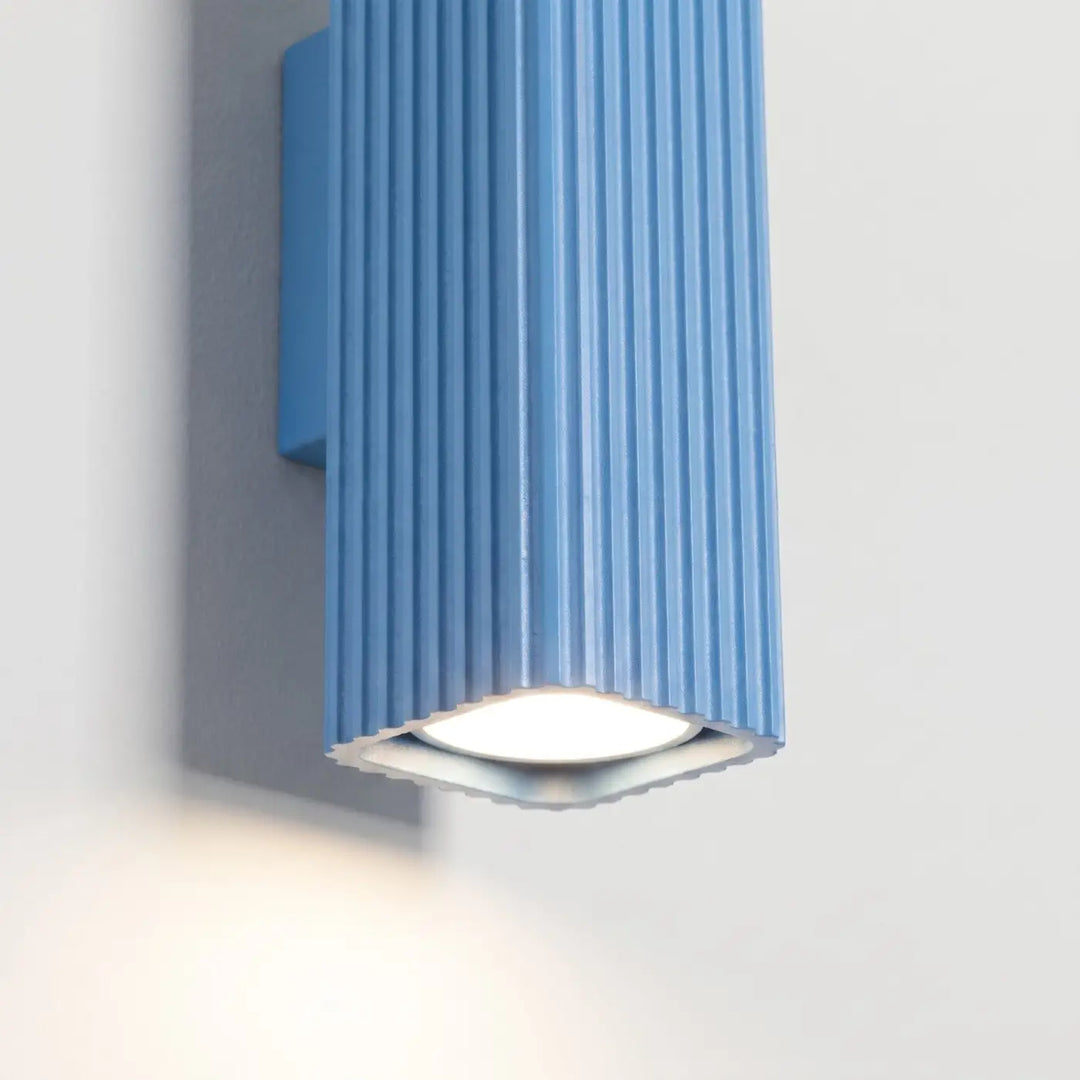 Applique murale Rayo en aluminium bleu azur à réflecteur rainuré, détail des cannelures