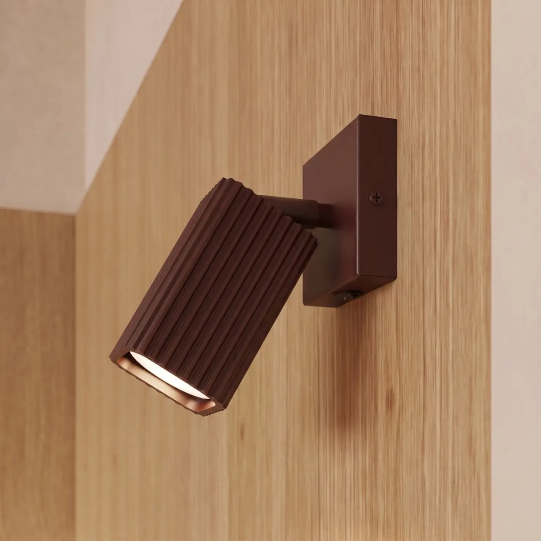 Applique murale Rayo en aluminium marron à réflecteur rainuré, fixée au mur, vue rapprochée