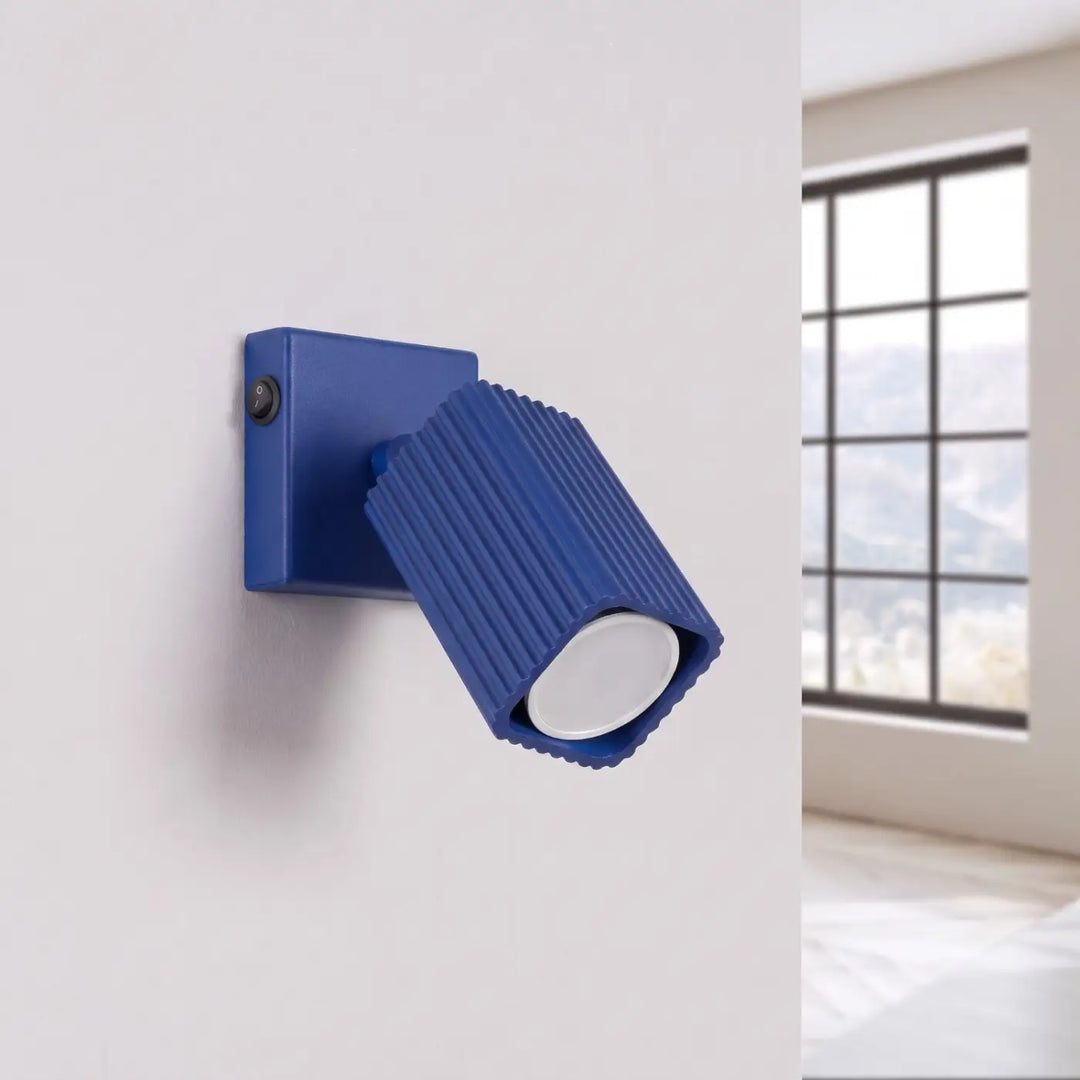Applique murale Rayo en aluminium outremer à réflecteur rainuré, éteinte