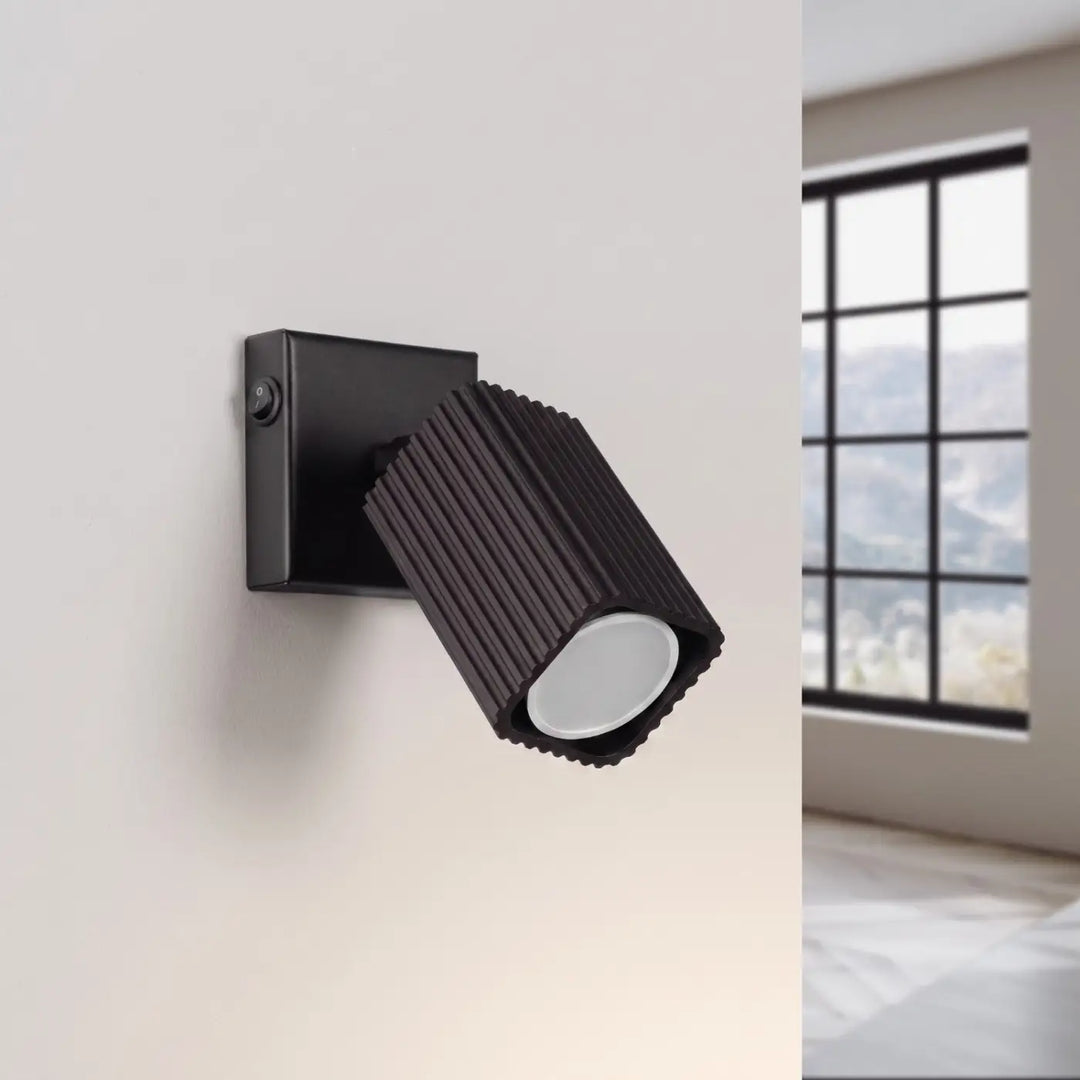Applique murale Rayo en aluminium noir à réflecteur rainuré, allumée