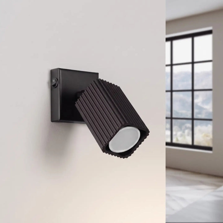 Applique murale Rayo en aluminium noir à réflecteur rainuré, allumée