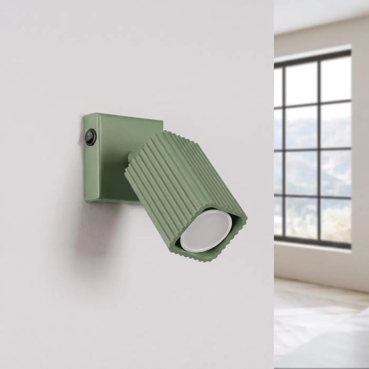 Applique murale Rayo en aluminium sauge à réflecteur rainuré, éteinte