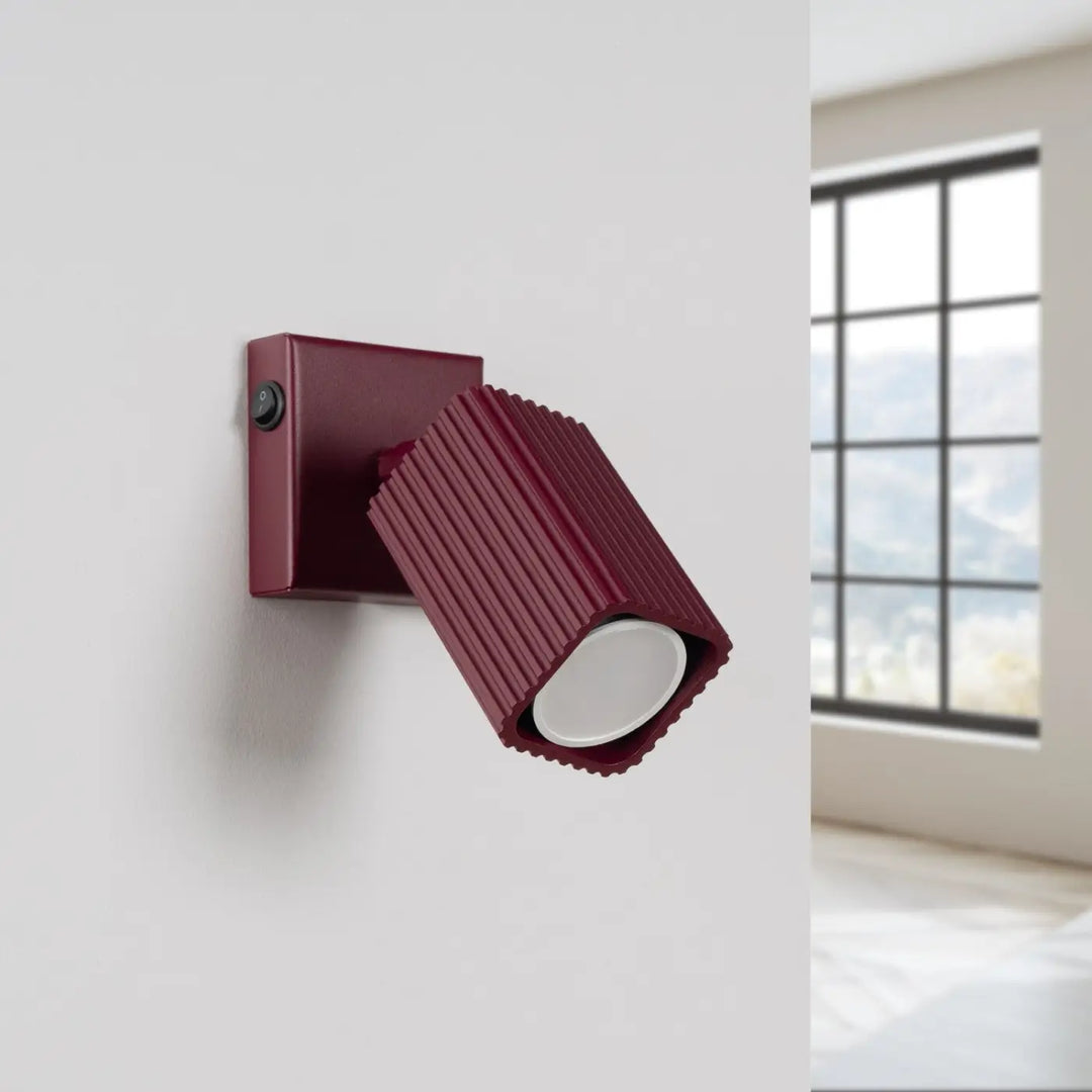 Applique murale Rayo en aluminium bordeaux à réflecteur rainuré, éteinte