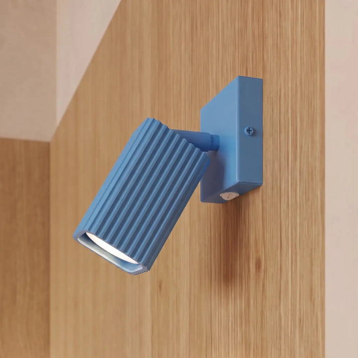 Applique murale Rayo en aluminium bleu azur à réflecteur rainuré, fixée au mur, vue rapprochée