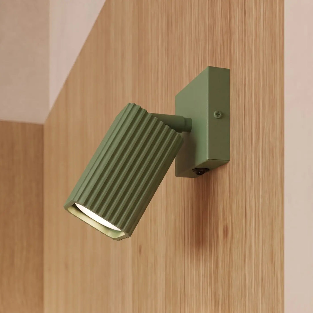 Applique murale Rayo en aluminium vert olive à réflecteur rainuré, fixée au mur, vue rapprochée