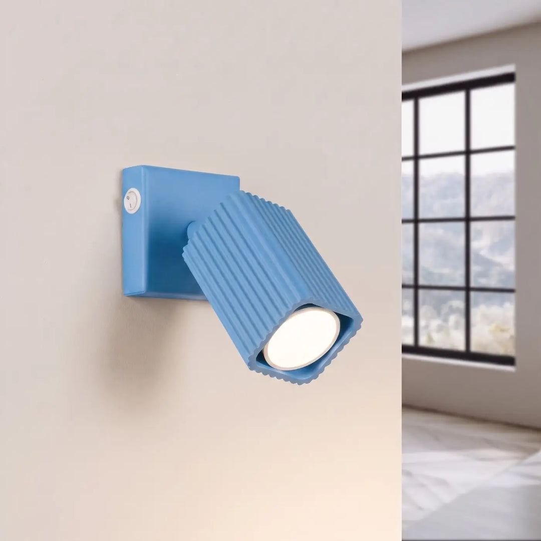 Applique murale Rayo en aluminium bleu azur à réflecteur rainuré, allumée