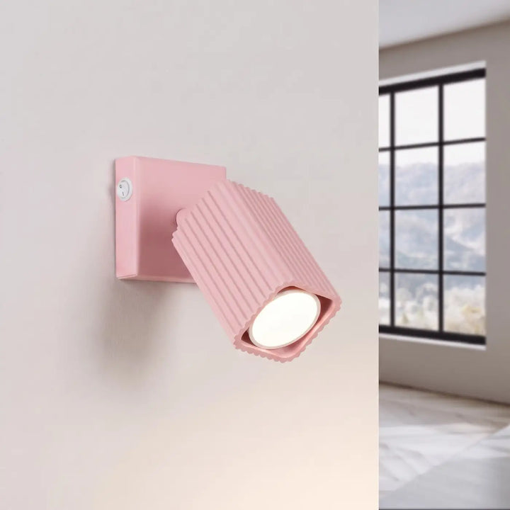 Applique murale Rayo en aluminium rose à réflecteur rainuré, allumée