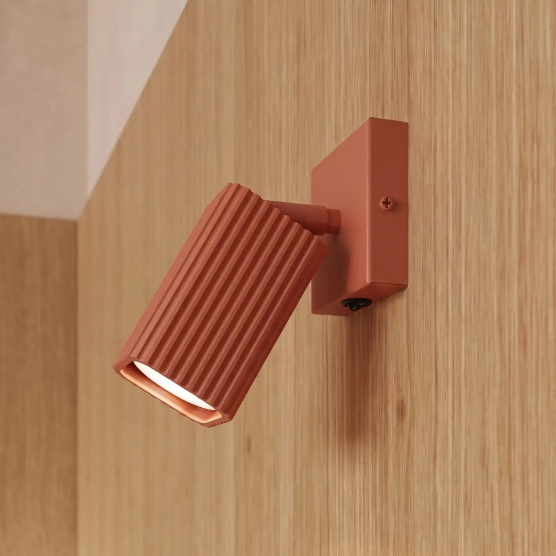 Applique murale Rayo en aluminium ocre rouge à réflecteur rainuré, fixée au mur, vue rapprochée